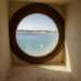...che prendono luce da un unico finestrone circolare che d sul mare e che ci fa sentire come se fossimo su una barca al largo